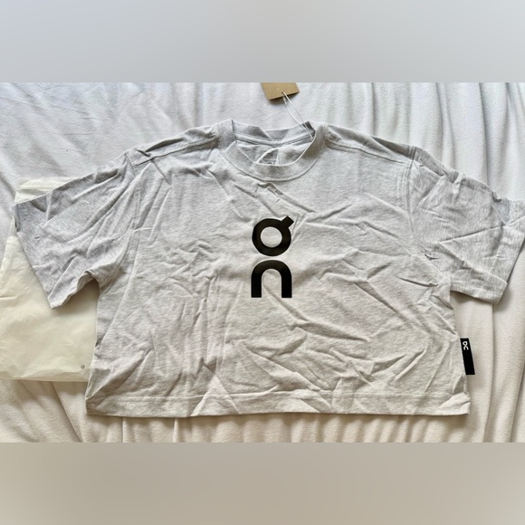 On Running Women’s Club Boxy-T Crop T-Shirt Crater - Picture 5 of 11